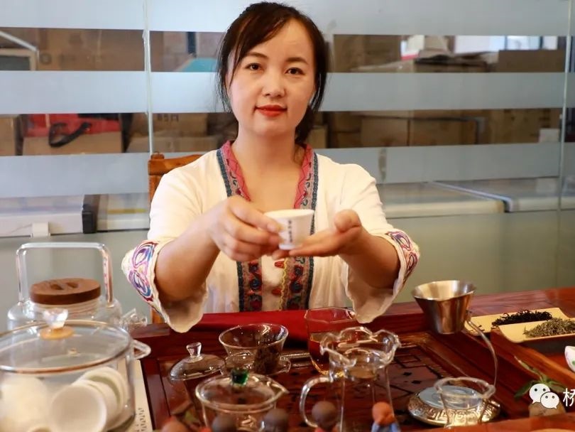 品一杯蒙阿妹都勻毛尖，樂享夏去秋來