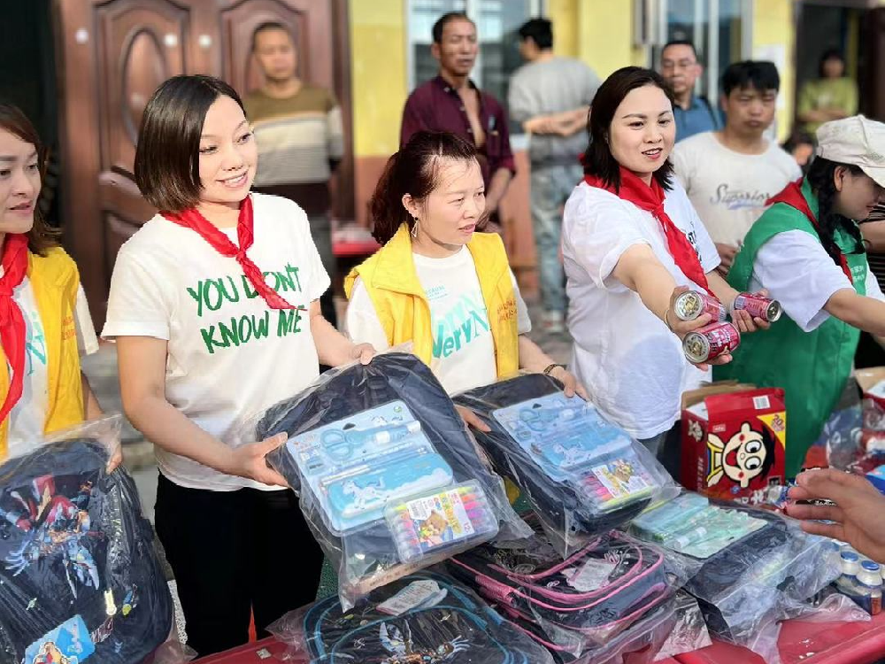 六一兒童節(jié) 蒙阿妹慰問毛尖鎮(zhèn)雙堡村留守兒童與困難群眾